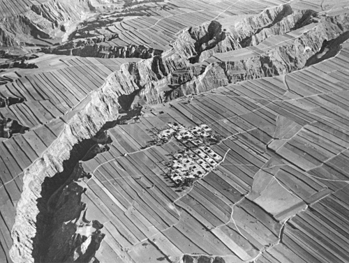 Siedlung in einer Lößlandschaft südlich von Shanchow 1934 - 1973